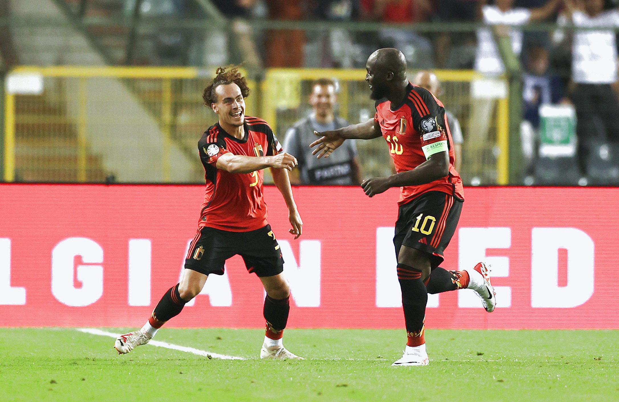 包含欧预赛火爆进行中，球员展现技艺的词条