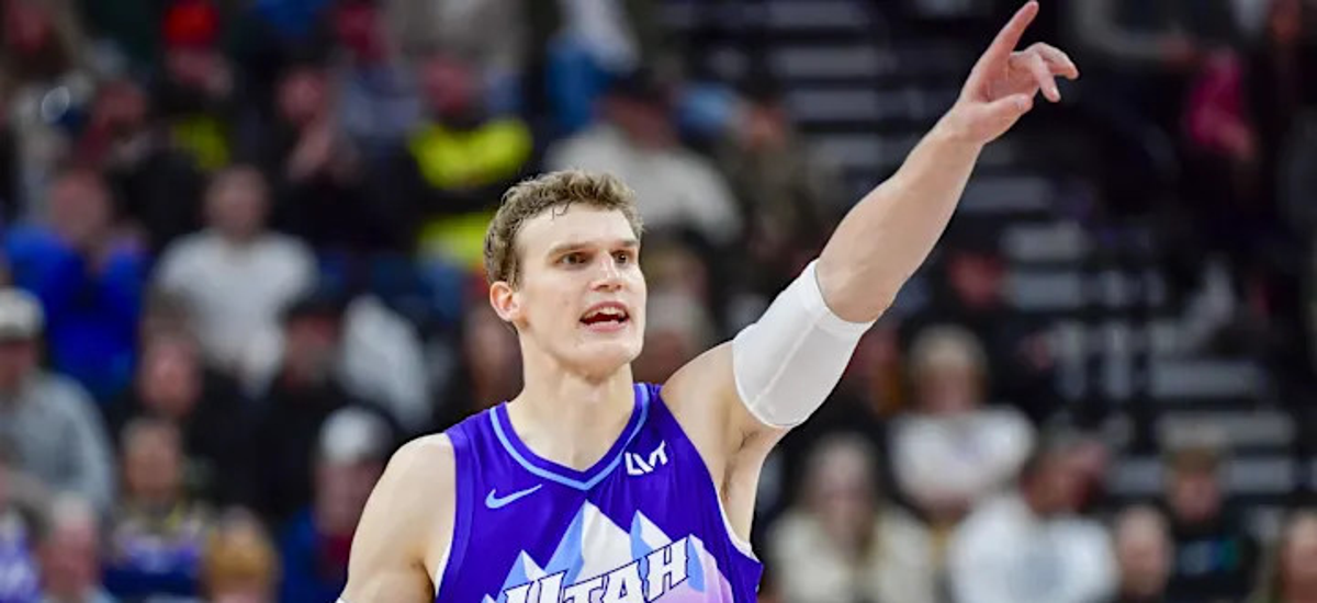 爵士队队员勇敢面对逆境，力争挽回战局