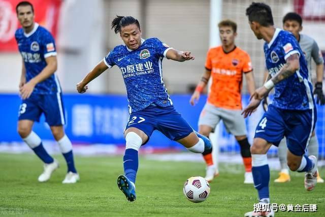 敏捷抓機會:中場球員拼搏爭取得分機會 敏捷抓機會:中場球員拼搏爭取得分機會